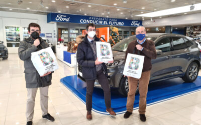 El ganador de la cesta navideña de la San Silvestre Cidiana recoge su premio en Grupo Ureta Automóviles.